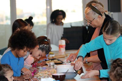 Conciergerie participative® : l’atelier pâtisserie rassemble toutes les générations