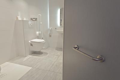 Salle de bains adaptée pour le maintien à domicile des seniors dans les appartements Cocoon’Ages®